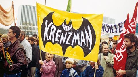 Demonstration am 4. November 1989 in Berlin: Aus "Batman" wurde auf einem Plakat "Krenzman"