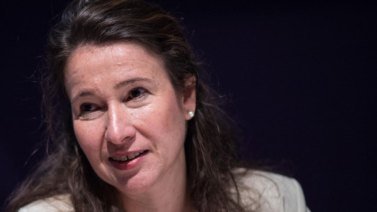 Inés de Castro, Direktorin des Linden-Museums, bei einer Pressekonferenz in Stuttgart Inés de Castro, Direktorin des Linden-Museums, bei einer Pressekonferenz in Stuttgart