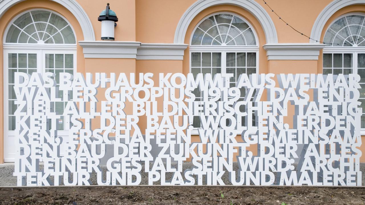 Vor dem Bauhaus-Museum in Weimar wurde 2009 zum 90-jährigen Bauhaus-Museum eine sogenannte Texthecke aufgestellt mit einem Zitat von Walter Gropius.