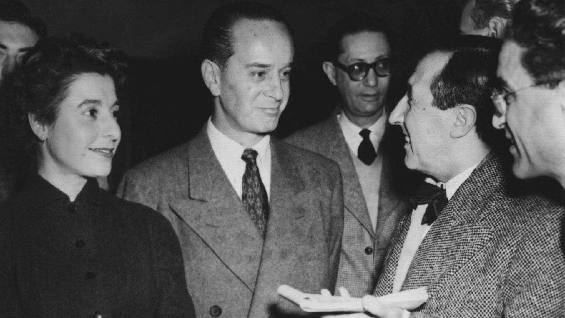 Der im Exil lebende ehemalige Präsident von Guatemala, Jacobo Arbenz Guzman (M), und seine Ehefrau (l) beantworten bei ihrem Aufenthalt in Paris am 4.1.1955 die Fragen von Journalisten. Arbenz war 1950 zum Staatspräsidenten von Guatemala gewählt worden. 1952 erließ er ein Gesetz zur Bodenreform, das die Enteignung der US-amerikanischen United Fruit Co. ermöglichte. 1954 wurde er gestürzt. Der im Exil lebende ehemalige Präsident von Guatemala, Jacobo Arbenz Guzman (M), und seine Ehefrau (l) beantworten bei ihrem Aufenthalt in Paris am 4.1.1955 die Fragen von Journalisten. Arbenz war 1950 zum Staatspräsidenten von Guatemala gewählt worden. 1952 erließ er ein Gesetz zur Bodenreform, das die Enteignung der US-amerikanischen United Fruit Co. ermöglichte. 1954 wurde er gestürzt.