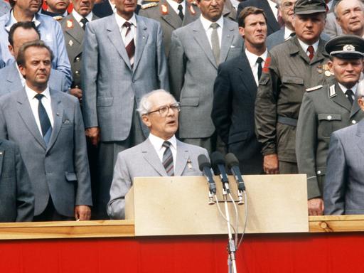 Der DDR-Partei- und Staatschef Erich Honecker bei seiner Rede anläßlich einer Parade in der Karl-Marx-Allee in Berlin (Ost) zum 25. Jahrestages des Baus des "antifaschistischen Schutzwalles", aufgenommen am 13.08.1986.