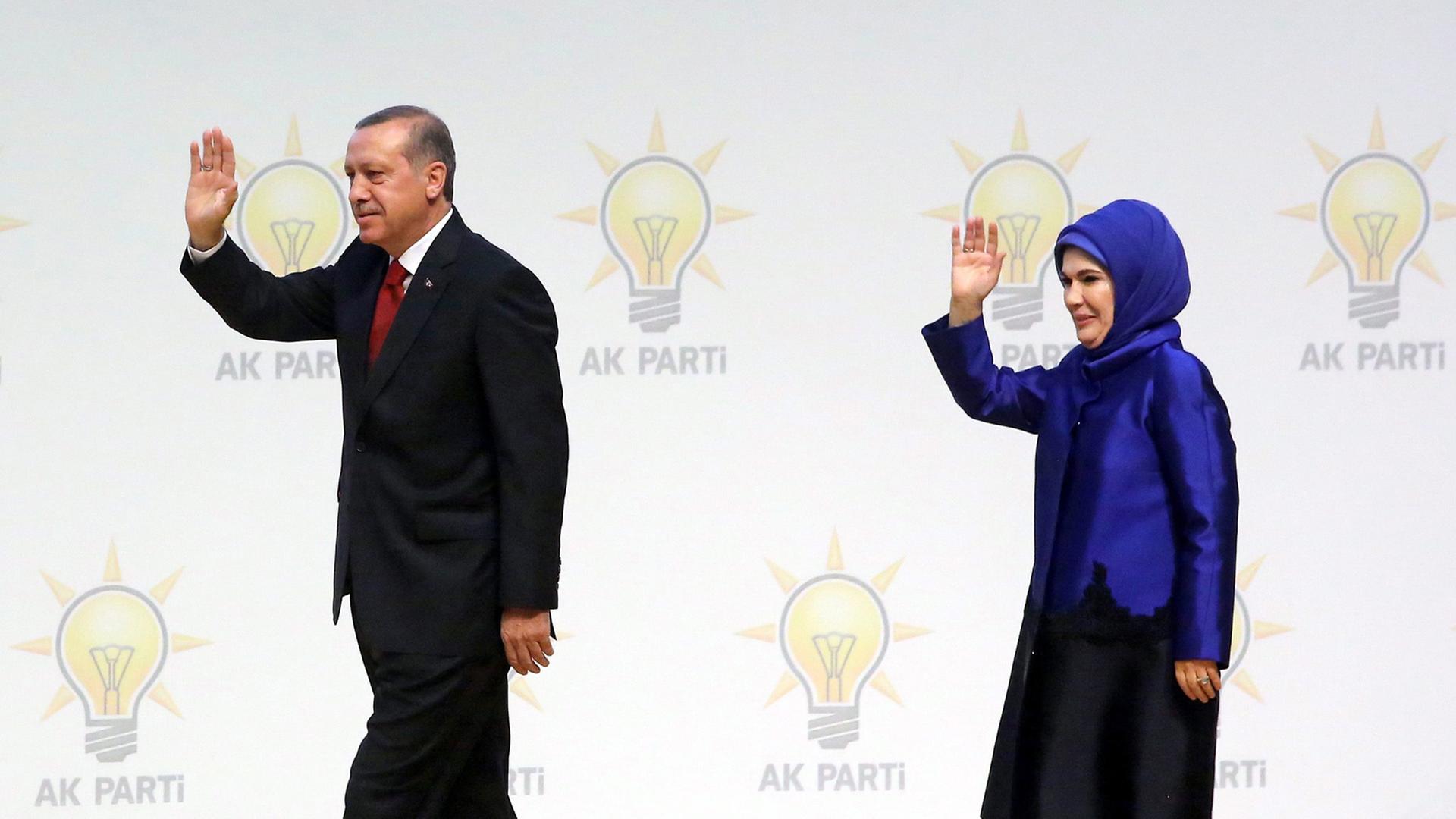 Der türkische Staatspräsident und Wahlgewinner Recep Tayyip Erdogan (l) und seine Frau Emine Erdogan winken dem Wahlvolk Der türkische Staatspräsident und Wahlgewinner Recep Tayyip Erdogan (l) und seine Frau Emine Erdogan winken dem Wahlvolk