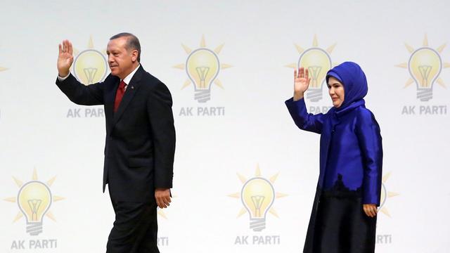 Der türkische Staatspräsident und Wahlgewinner Recep Tayyip Erdogan (l) und seine Frau Emine Erdogan winken dem Wahlvolk