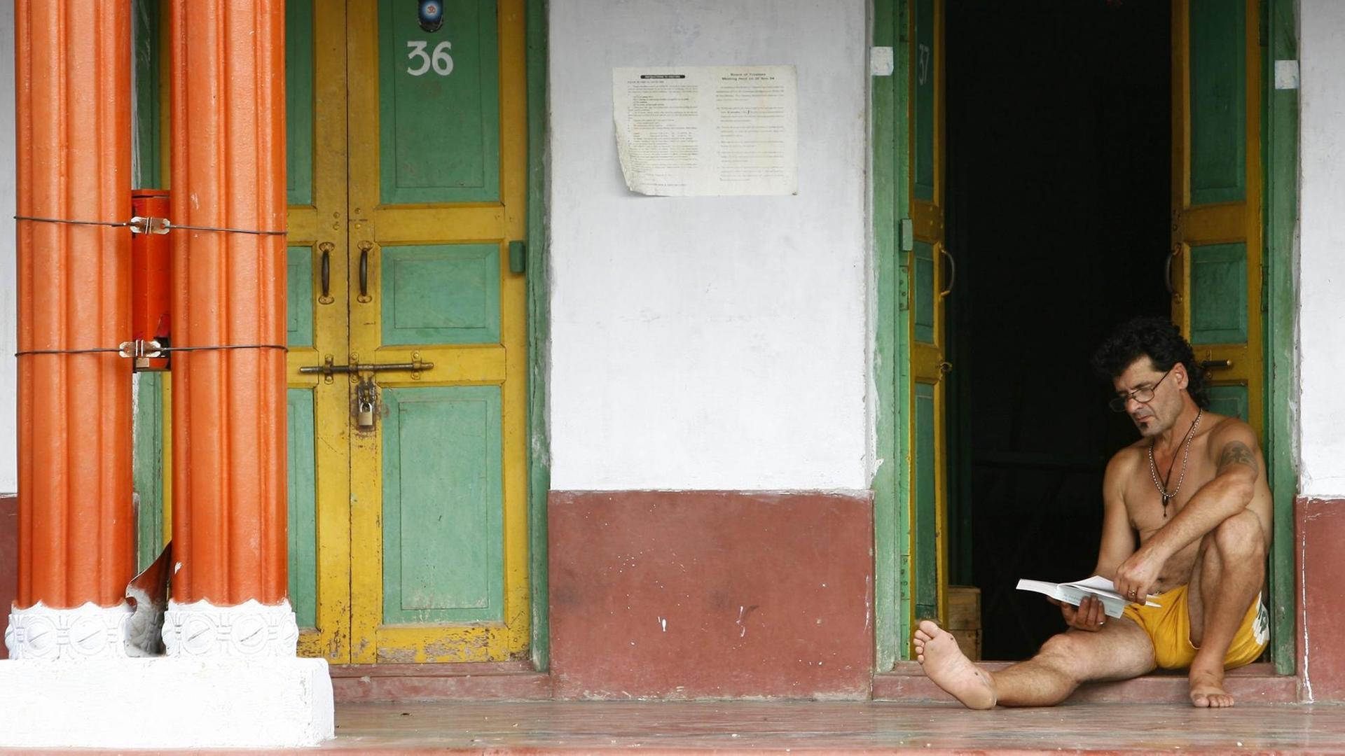 Viele Westler halten sich im Aschram in Indien auf, um sich zu entspannen. Viele Westler halten sich im Aschram in Indien auf, um sich zu entspannen.