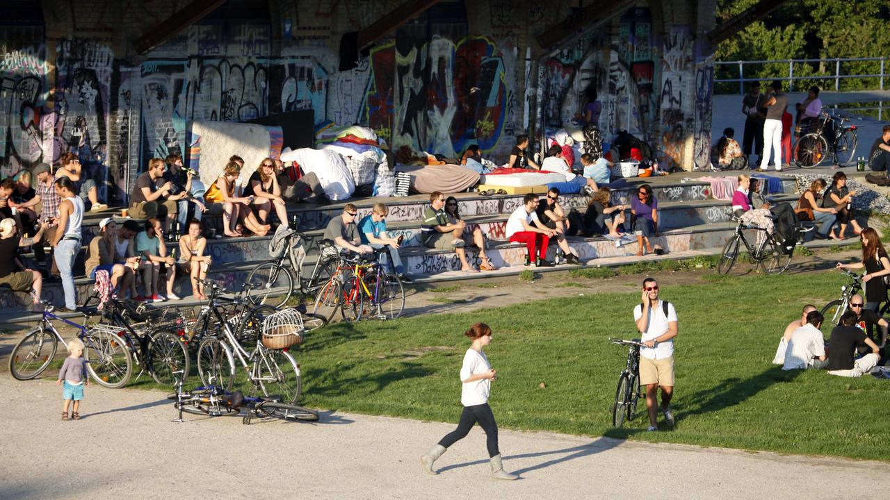 Berlin Friedrichshain-Kreuzberg: Berliner und Touristen genießen den Sommer im Görlitzer Park