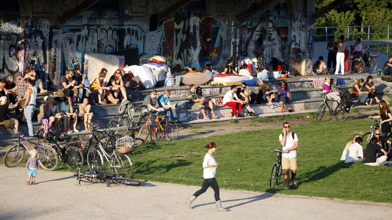 Berlin Friedrichshain-Kreuzberg: Berliner und Touristen genießen den Sommer im Görlitzer Park Berlin Friedrichshain-Kreuzberg: Berliner und Touristen genießen den Sommer im Görlitzer Park