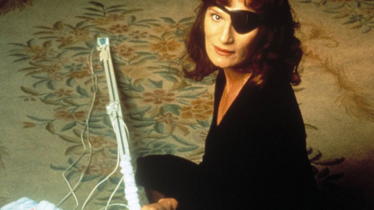 Die Figur Nadine Hurley (Wendy Robie) kniet in einer Szene der US-TV-Serie Twin Peaks 1992 auf dem Boden. Die Figur Nadine Hurley (Wendy Robie) kniet in einer Szene der US-TV-Serie Twin Peaks 1992 auf dem Boden.