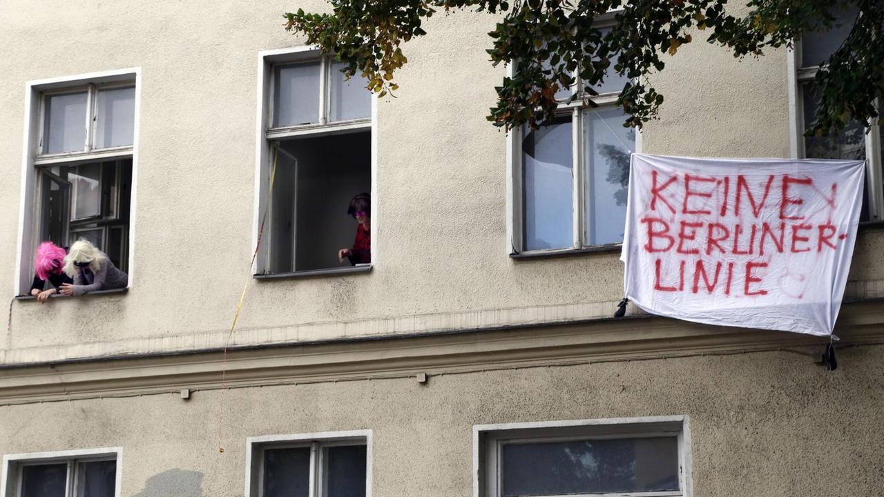 Besetzung von seit vielen Jahren leerstehenden Wohnungen in Berlin Kreuzberg. Das Haus gehört der Aachener Siedlungs- und Wohnungsgesellschaft mbH, der größten von 51 katholischen Siedlungsgesellschaften Besetzung von seit vielen Jahren leerstehenden Wohnungen in Berlin Kreuzberg. Das Haus gehört der Aachener Siedlungs- und Wohnungsgesellschaft mbH, der größten von 51 katholischen Siedlungsgesellschaften