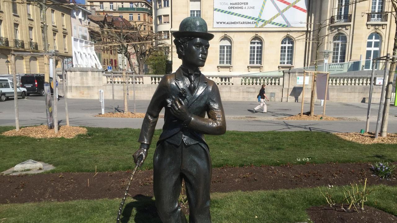 Eine Statue von Charlie Chaplin. Eine Statue von Charlie Chaplin.