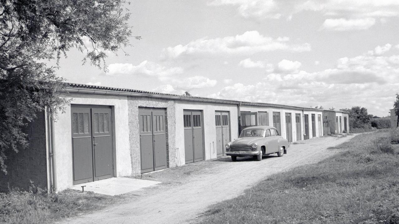 Blick auf einen Garagenkomplex mit einem Wartburg 311 im Vordergrund um 1978 in Neukalen (Kreis Malchin).