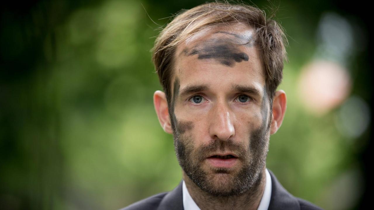 Philipp Ruch, künstlerischer Leiter des "Zentrums für Politische Schönheit". Philipp Ruch, künstlerischer Leiter des "Zentrums für Politische Schönheit".