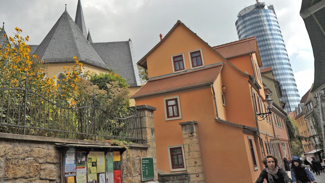 Blick in die Wagnergasse in Jena: links sind die Türme der Kirche St. Johannes Baptist zu sehen, rechts der Jentower, mit 144,5 Meter das höchste Gebäude in den östlichen Bundesländern. Blick in die Wagnergasse in Jena: links sind die Türme der Kirche St. Johannes Baptist zu sehen, rechts der Jentower, mit 144,5 Meter das höchste Gebäude in den östlichen Bundesländern.