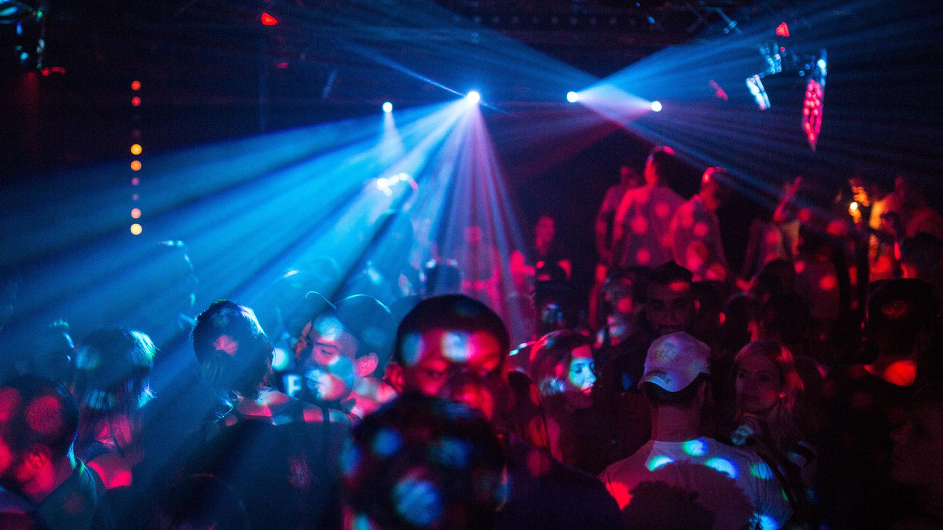 Menschen feiern am auf dem RAW-Gelände in Berlin im Club Cassiopeia Menschen feiern am auf dem RAW-Gelände in Berlin im Club Cassiopeia
