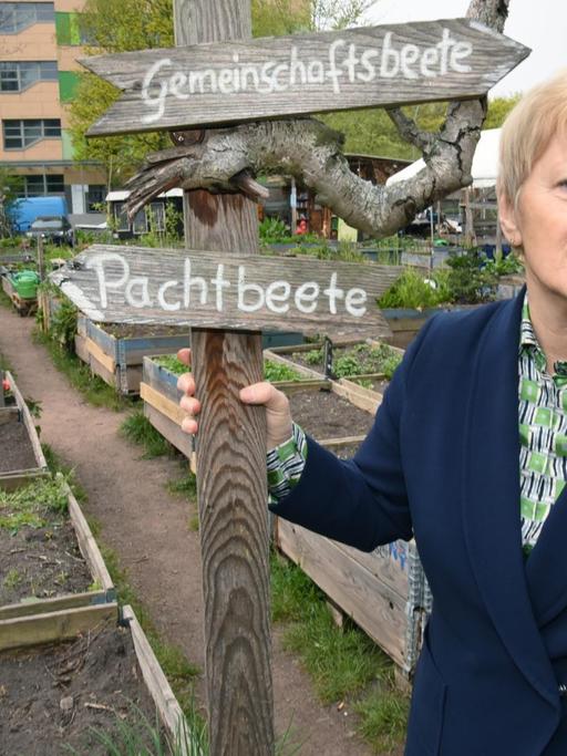 Die ehemalige Landwirtschaftsministerin Renate Künast engagiert sich heute für Urban Gardening. Hier ist sie im Gemeinschaftsgarten "Himmelbeet" in Berlin-Wedding zu sehen.