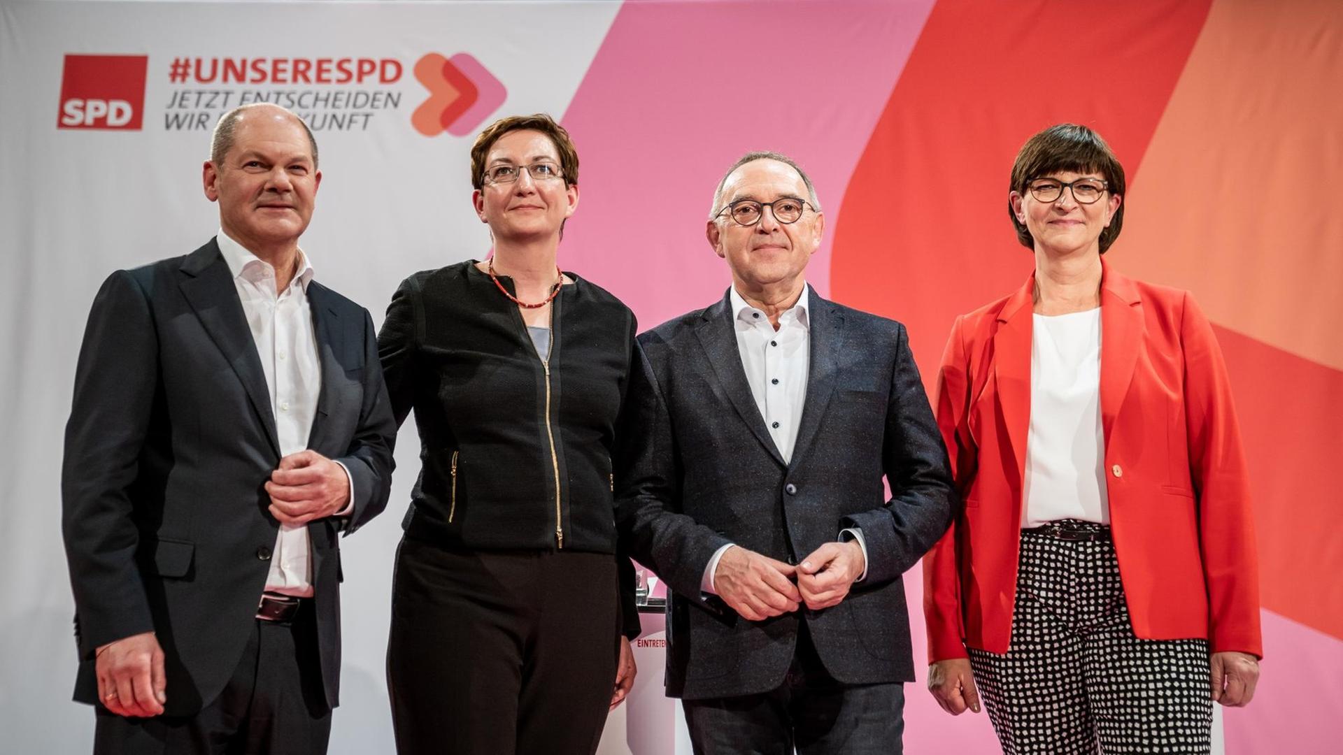 Olaf Scholz, Klara Geywitz, Saskia Esken, Norbert Walter-Borjans stehen nebeneinander. Olaf Scholz, Klara Geywitz, Saskia Esken, Norbert Walter-Borjans stehen nebeneinander.
