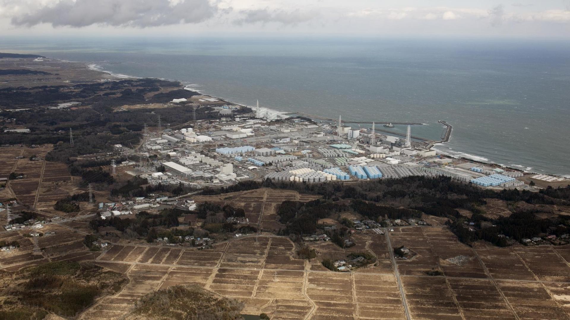 Das japanische Atomkraftwerk Fukushima am 2. März 2016 aus der Luft fotografiert. Das japanische Atomkraftwerk Fukushima am 2. März 2016 aus der Luft fotografiert.