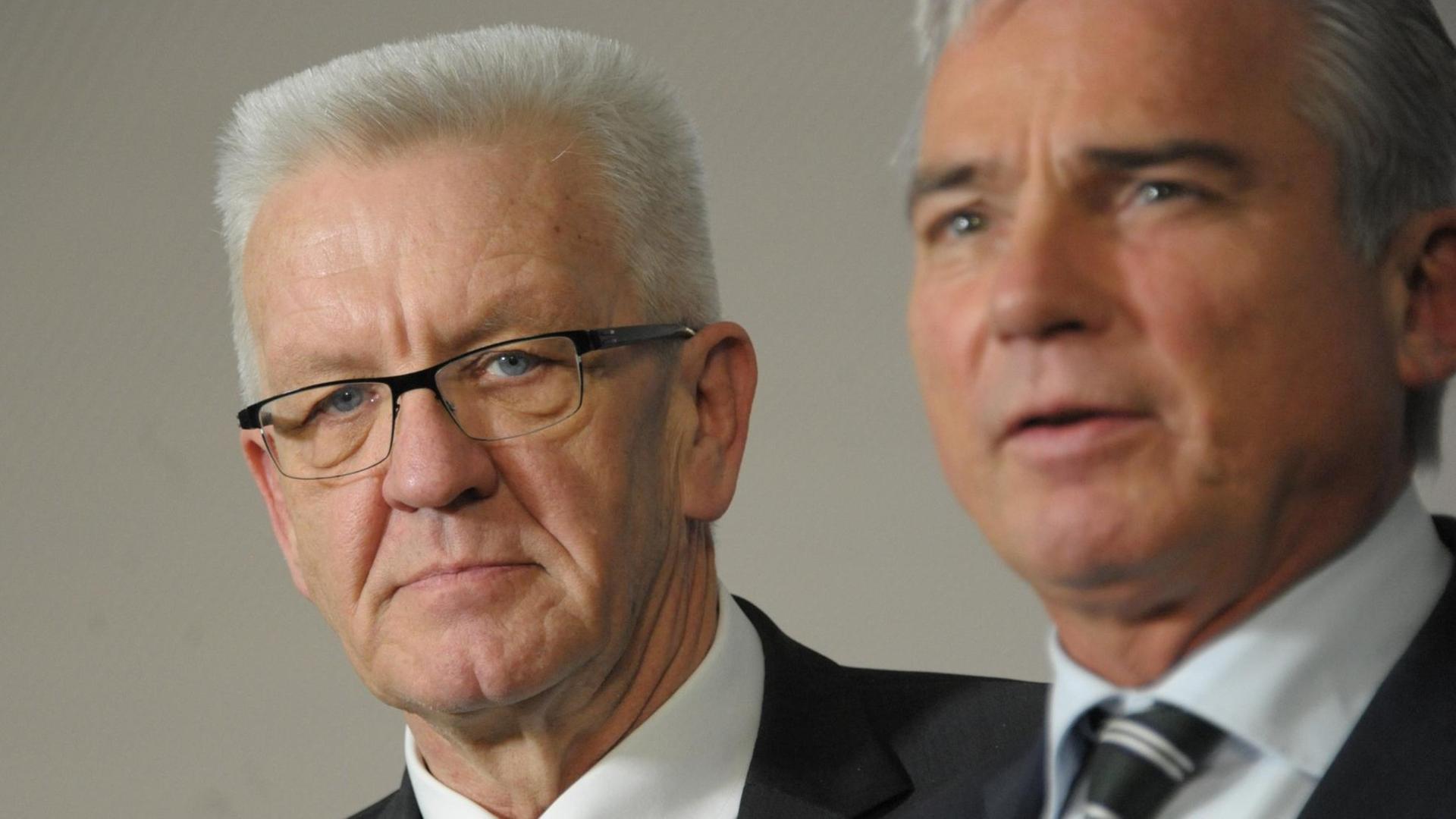 Der Landesvorsitzende der baden-württembergischen CDU, Thomas Strobl (r), und der baden-württembergische Ministerpräsident Winfried Kretschmann (Bündnis 90/Die Grünen) geben am 24.03.2016 in Stuttgart (Baden-Württemberg) nach der Fortsetzung der Sondierungsgespräche von Grünen und CDU zur möglichen Bildung einer gemeinsamen Landesregierung eine Pk. Der Landesvorsitzende der baden-württembergischen CDU, Thomas Strobl (r), und der baden-württembergische Ministerpräsident Winfried Kretschmann (Bündnis 90/Die Grünen) geben am 24.03.2016 in Stuttgart (Baden-Württemberg) nach der Fortsetzung der Sondierungsgespräche von Grünen und CDU zur möglichen Bildung einer gemeinsamen Landesregierung eine Pk.