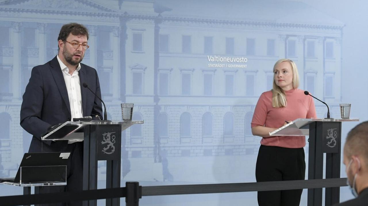 Maria Ohisalo, Innenministerin von Finnland (rechts), und Timo Harakka, Minister für Verkehr und Kommunikation, sprechen bei einer Pressekonferenz.