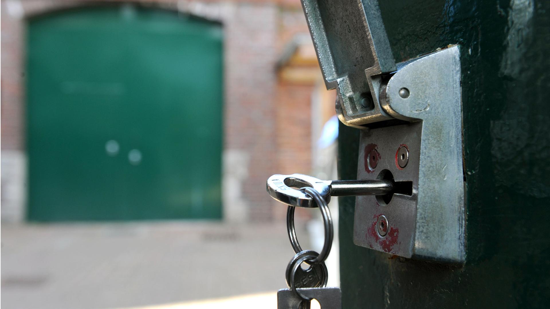 Gefängnisschlüssel im Torschloss zur Justizarrestanstalt für Jugendliche (JAA) in Emden (Niedersachsen) am 27.08.2014 Gefängnisschlüssel im Torschloss zur Justizarrestanstalt für Jugendliche (JAA) in Emden (Niedersachsen) am 27.08.2014