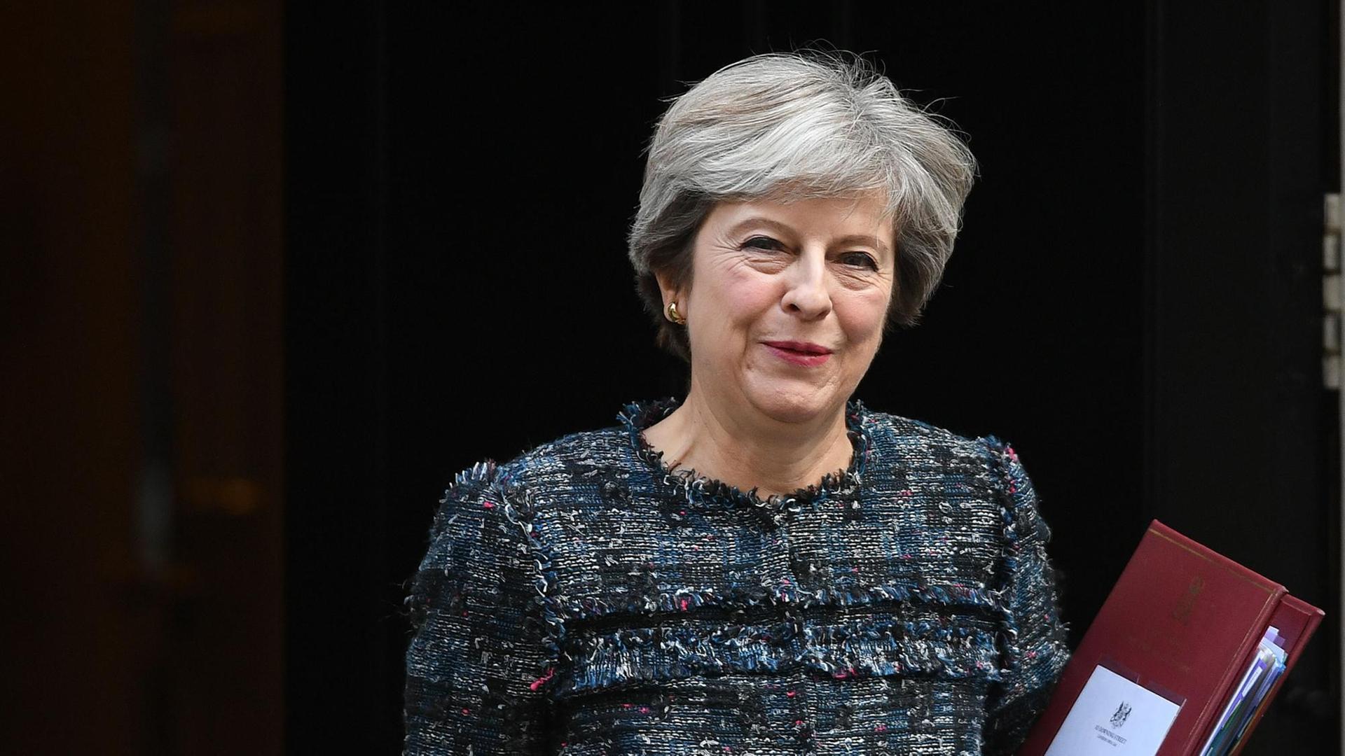 Die britische Premierministerin Theresa May verlässt ihren Amtssitz 10 Downing Street in London. Die britische Premierministerin Theresa May verlässt ihren Amtssitz 10 Downing Street in London.