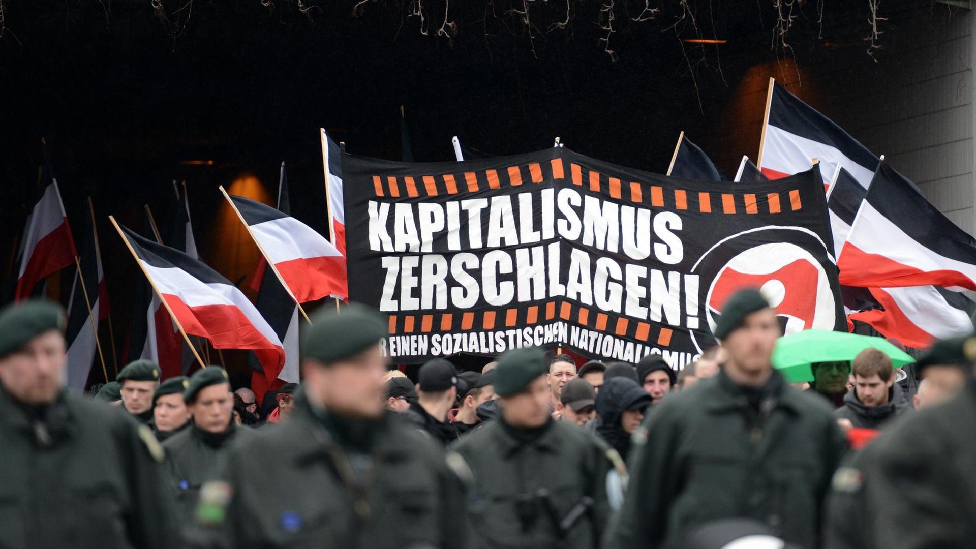 Teilnehmer einer rechtsextremen Demonstration ziehen am 28.03.2015 durch Dortmund (Nordrhein-Westfalen). Teilnehmer einer rechtsextremen Demonstration ziehen am 28.03.2015 durch Dortmund (Nordrhein-Westfalen).