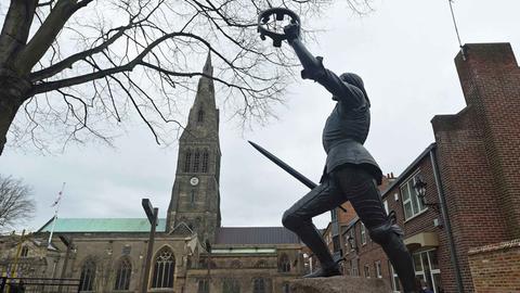 Die Statue von König Richard III vor der Leicester Cathedral in England.