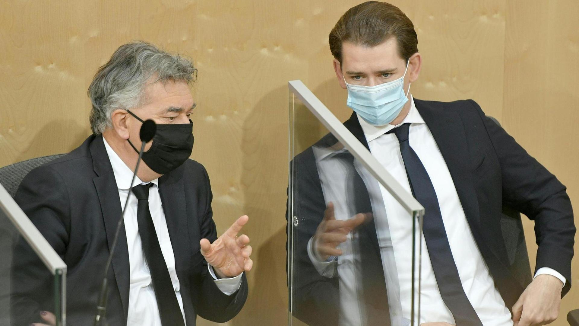 Wien: Werner Kogler (Die Grünen,l), Vizepräsident von Österreich, und Sebastian Kurz (ÖVP), Bundeskanzler von Österreich, sprechen bei einer Sondersitzung des Nationalrates zum Terroranschlag im Parlamentsausweichquartier in der Wiener Hofburg. Wien: Werner Kogler (Die Grünen,l), Vizepräsident von Österreich, und Sebastian Kurz (ÖVP), Bundeskanzler von Österreich, sprechen bei einer Sondersitzung des Nationalrates zum Terroranschlag im Parlamentsausweichquartier in der Wiener Hofburg.