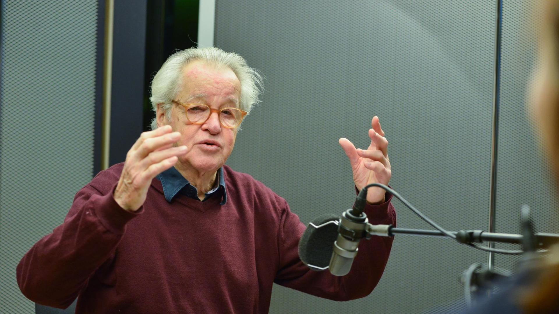 Der Schauspieler Werner Rehm bei den Aufnahmen zum Hörspiel "Blatnýs Kopf oder: Gott, der Linguist, lehrt uns atmen" Der Schauspieler Werner Rehm bei den Aufnahmen zum Hörspiel "Blatnýs Kopf oder: Gott, der Linguist, lehrt uns atmen"