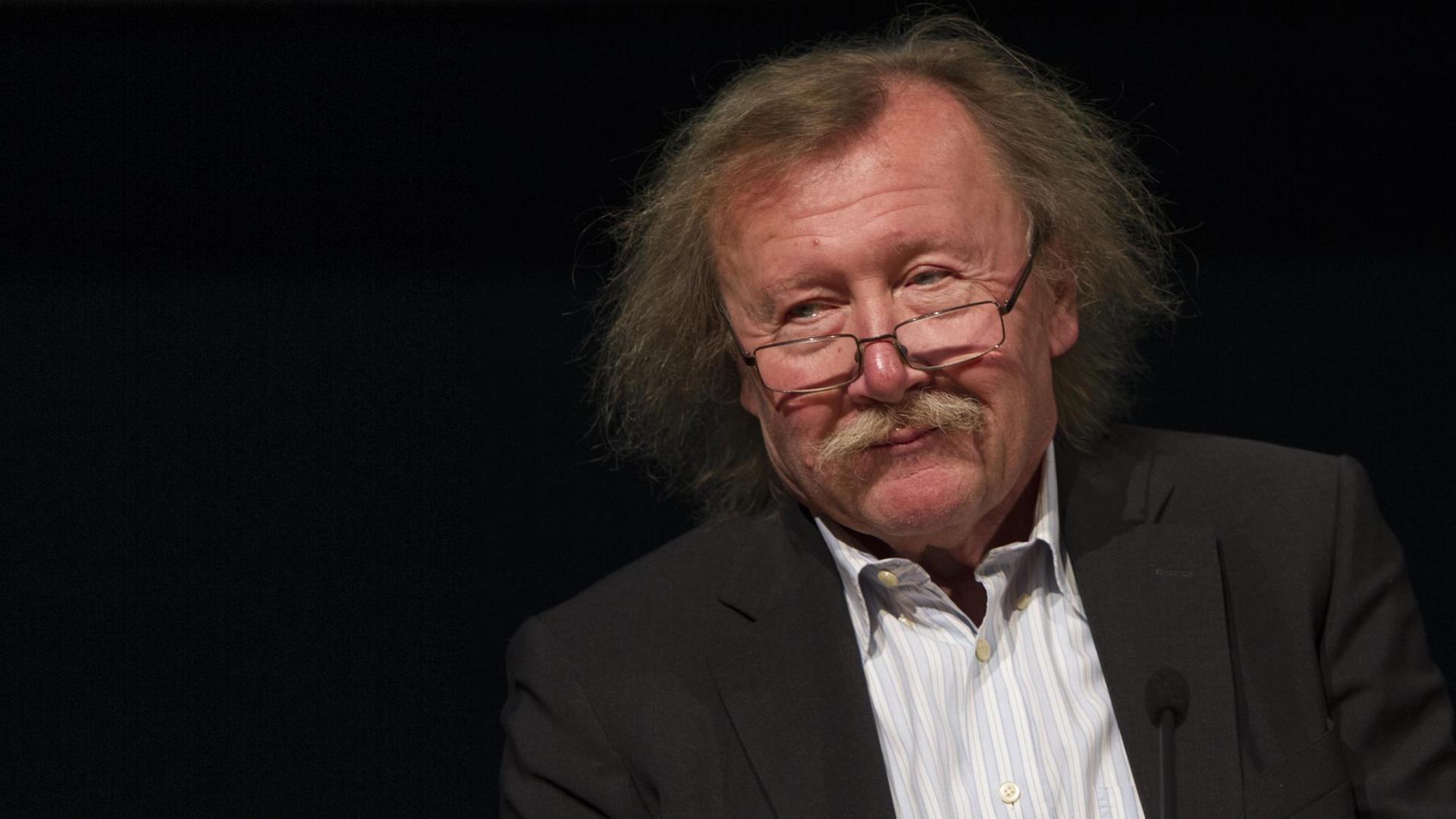 Porträt von Peter Sloterdijk vor schwarzem Hintergrund. Porträt von Peter Sloterdijk vor schwarzem Hintergrund.