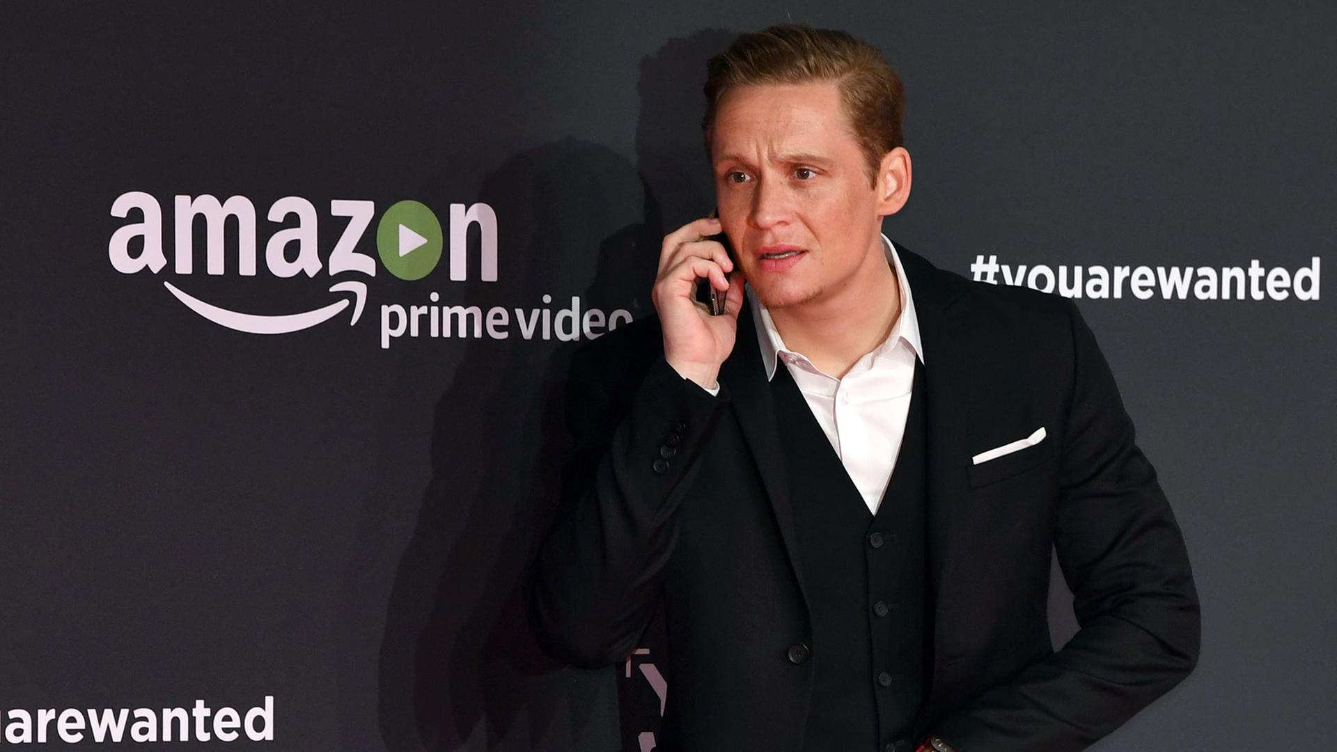 Matthias Schweighöfer kommt am 15.03.2017 in Berlin zur Premiere der ersten deutschen Amazon Original Serie "You are Wanted". Foto: Jens Kalaene/dpa-Zentralbild/ZB Matthias Schweighöfer kommt am 15.03.2017 in Berlin zur Premiere der ersten deutschen Amazon Original Serie "You are Wanted". Foto: Jens Kalaene/dpa-Zentralbild/ZB
