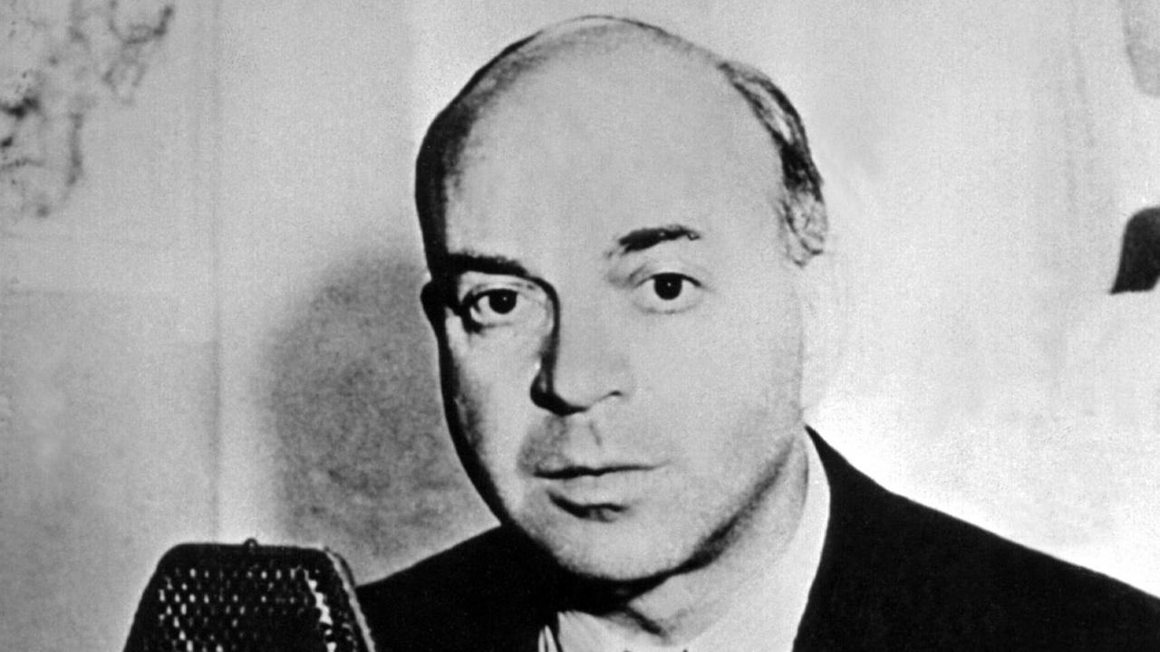 Der amerikanische Schriftsteller (u.a. "Drei Soldaten", "Manhattan Transfer"), der bis 1934 aktiver Kommunist war und sich später zum Konservativen wandelte, in einer zeitgenössischen Aufnahme. John Dos Passos wurde am 14. Januar 1896 in Chicago geboren und ist am 28. September 1970 in Baltimore gestorben. | Der amerikanische Schriftsteller (u.a. "Drei Soldaten", "Manhattan Transfer"), der bis 1934 aktiver Kommunist war und sich später zum Konservativen wandelte, in einer zeitgenössischen Aufnahme. John Dos Passos wurde am 14. Januar 1896 in Chicago geboren und ist am 28. September 1970 in Baltimore gestorben. |