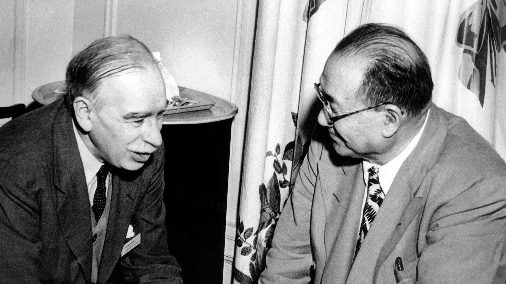 Juli 1944: John Maynard Keynes (l) während der Tagung von Bretton Woods in einem informellen Gespräch mit dem chinesischen Finanzminister H.H. Kung. Juli 1944: John Maynard Keynes (l) während der Tagung von Bretton Woods in einem informellen Gespräch mit dem chinesischen Finanzminister H.H. Kung.