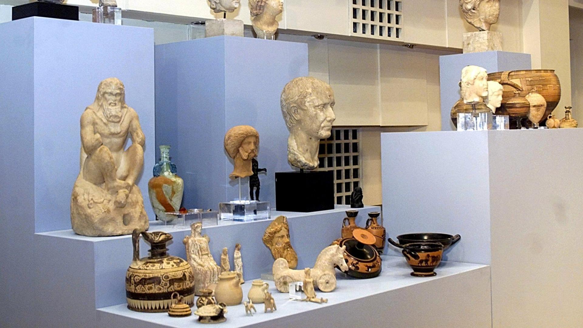 Die 274 antiken Objekte, die 1990 aus dem Archäologischen Museum von Korinth gestohlen worden sind, werden nach ihrer Rückkehr am 22.1.2001 in Athen der Presse gezeigt