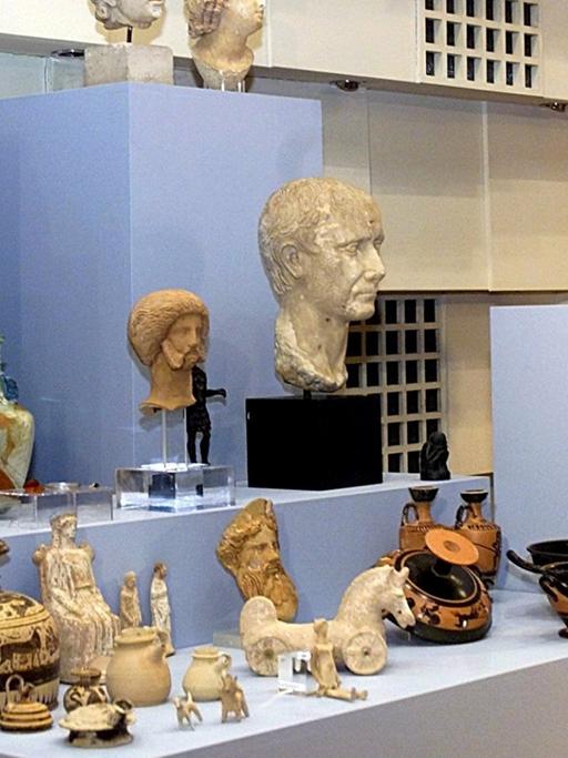Die 274 antiken Objekte, die 1990 aus dem Archäologischen Museum von Korinth gestohlen worden sind, werden nach ihrer Rückkehr am 22.1.2001 in Athen der Presse gezeigt