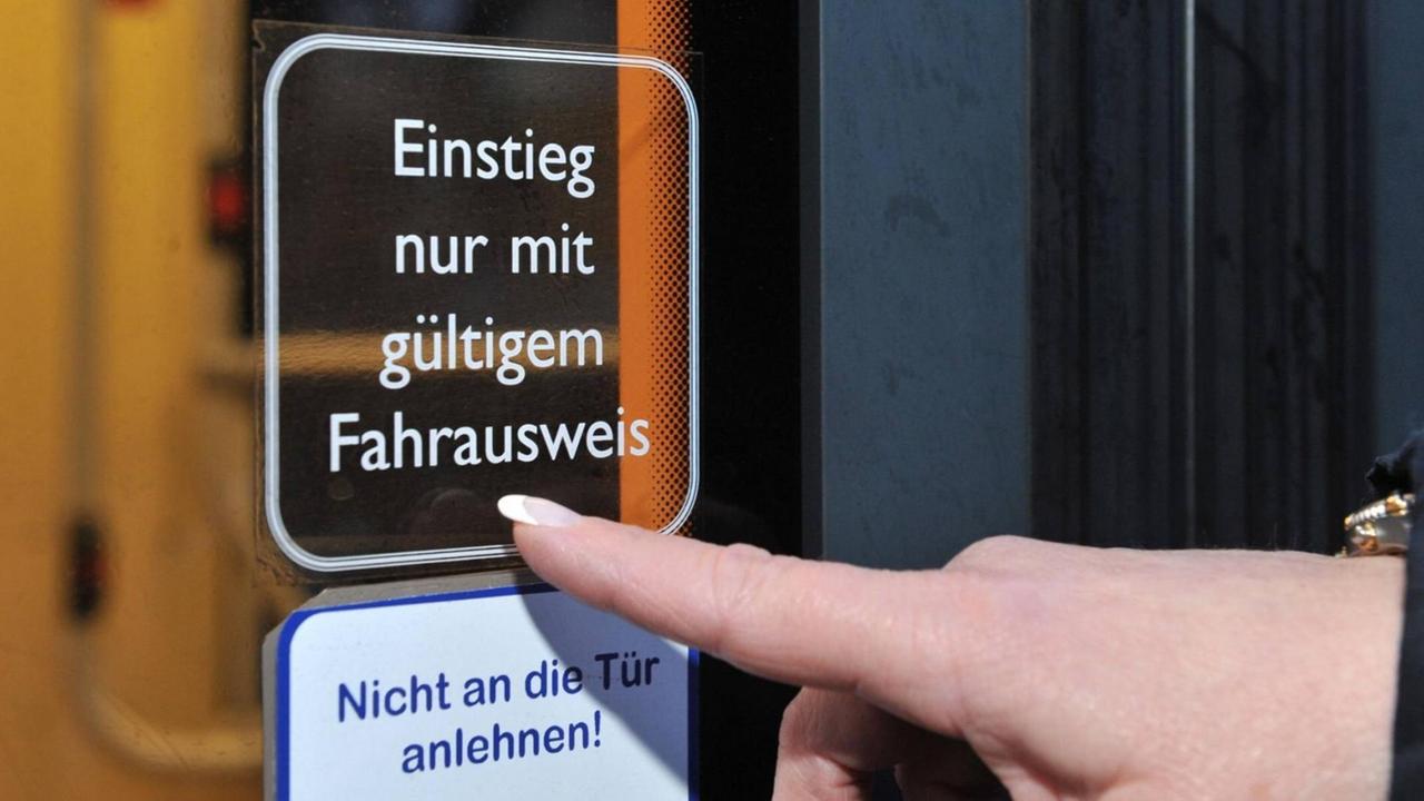 Fahrausweisprüfer/innen in der Saarbahn in Saarbrücken. Im Bild: Bitte nur mit Fahrausweis . Fahrausweisprüfer/innen in der Saarbahn in Saarbrücken. Im Bild: Bitte nur mit Fahrausweis .