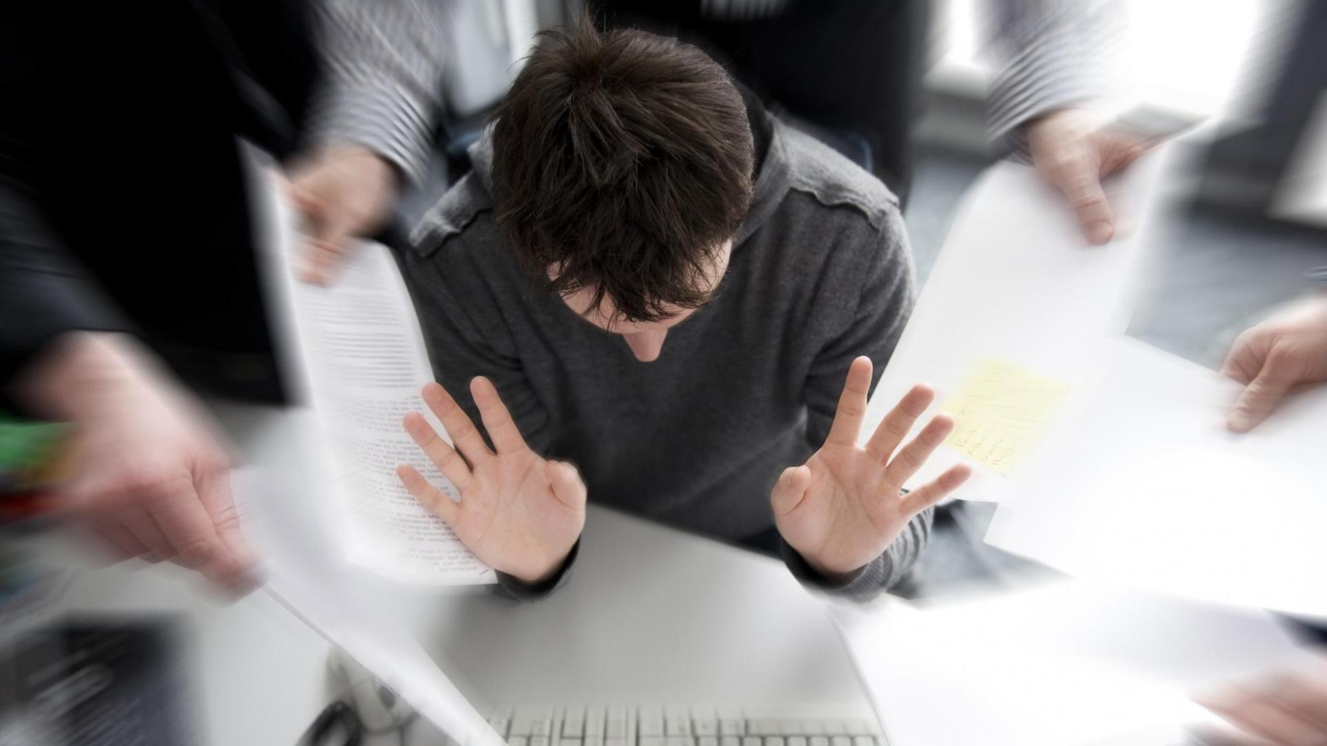 Ein Arbeitnehmer in einem Büro in Hamburg sieht sich mit zahlreichen Anforderungen konfrontiert und wirkt gestresst. Ein Arbeitnehmer in einem Büro in Hamburg sieht sich mit zahlreichen Anforderungen konfrontiert und wirkt gestresst.