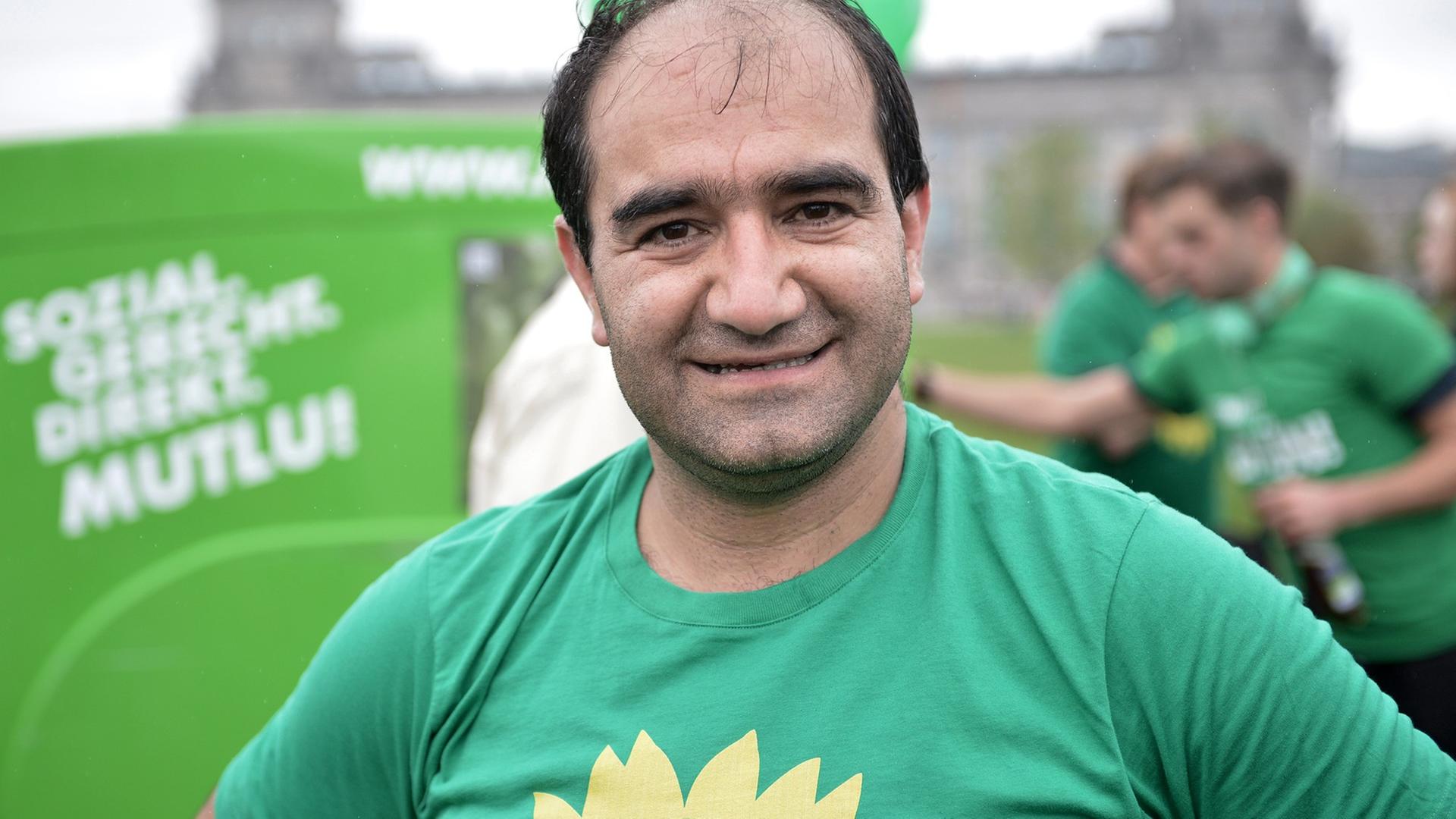Özcan Mutlu von Bündnis 90/Die Grünen steht am 18.09.2013 auf einer Wiese vor dem Reichstagsgebäude in Berlin. Mit einem Lauf durch Berlin unter dem Motto "Endspurt zum Bundestag" haben Grünen-Kandidaten auf sich aufmerksam gemacht. Özcan Mutlu von Bündnis 90/Die Grünen steht am 18.09.2013 auf einer Wiese vor dem Reichstagsgebäude in Berlin. Mit einem Lauf durch Berlin unter dem Motto "Endspurt zum Bundestag" haben Grünen-Kandidaten auf sich aufmerksam gemacht.