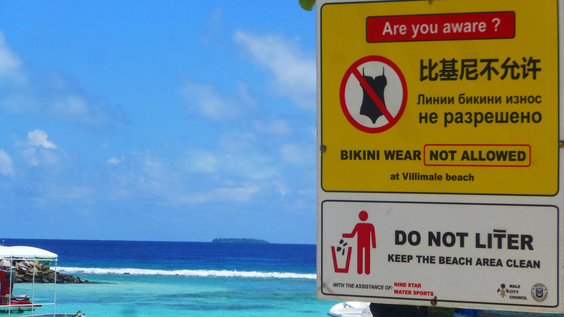 Bikiniverbot an einem Strand der Malediven.