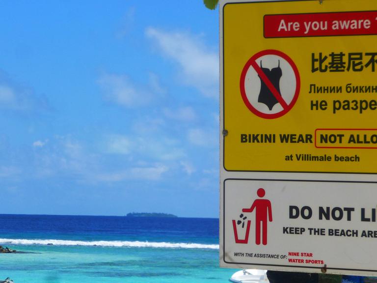 Bikiniverbot an einem Strand der Malediven.