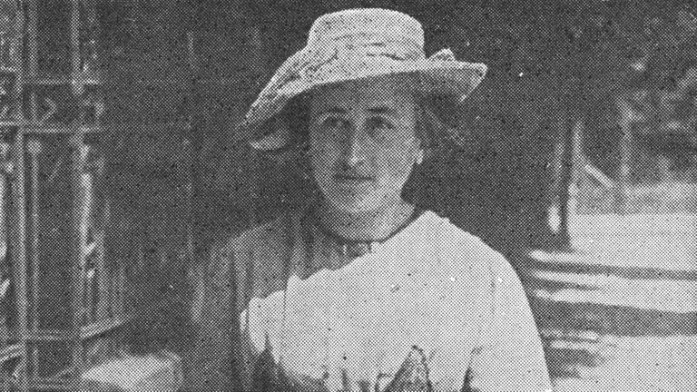 Rosa Luxemburg geht auf der Strasse. Rosa Luxemburg geht auf der Strasse.