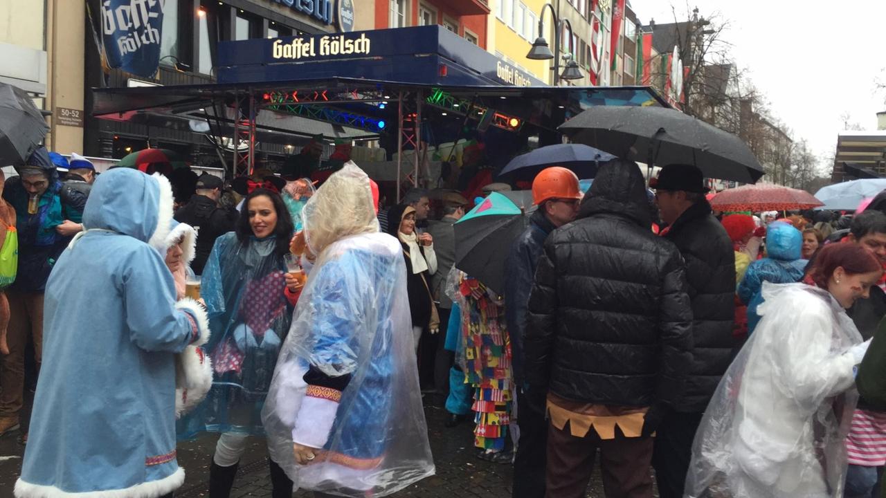 Der Kölner Karneval beginnt an Weiberfastnacht mit dem Countdown am Alter Markt. Der Kölner Karneval beginnt an Weiberfastnacht mit dem Countdown am Alter Markt.