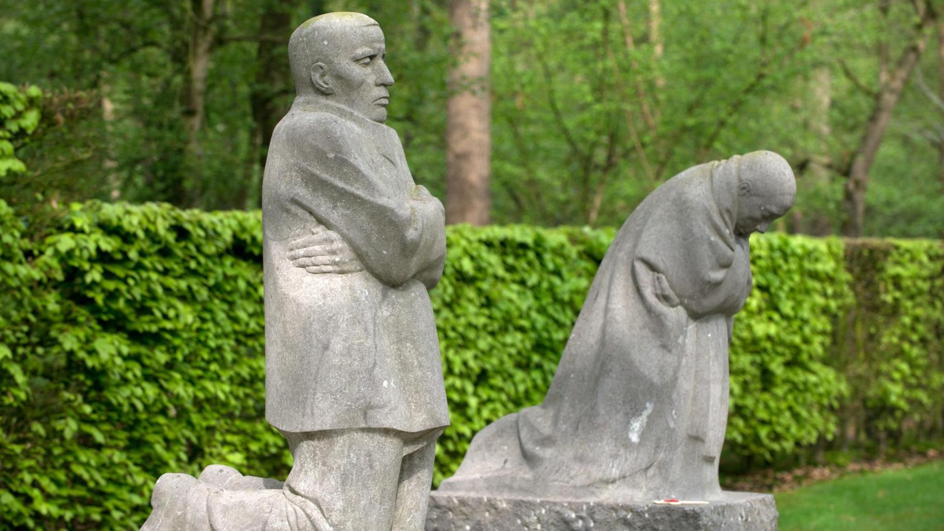 Die Skulpturengruppe "Trauernde Eltern" von Kaethe Kollwitz steht auf dem Deutschen Soldatenfriedhof Vladslo/Belgien (West Flandern), Aufnahme vom 24.04.2014. Auf dem Friedhof sind 25 644 deutsche Soldaten des Ersten Weltkriegs bestattet. Foto: Uwe Zucchi/dpa | Verwendung weltweit Die Skulpturengruppe "Trauernde Eltern" von Kaethe Kollwitz steht auf dem Deutschen Soldatenfriedhof Vladslo/Belgien (West Flandern), Aufnahme vom 24.04.2014. Auf dem Friedhof sind 25 644 deutsche Soldaten des Ersten Weltkriegs bestattet. Foto: Uwe Zucchi/dpa | Verwendung weltweit