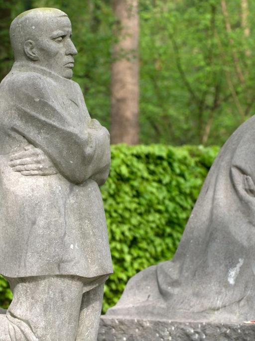 Die Skulpturengruppe "Trauernde Eltern" von Kaethe Kollwitz steht auf dem Deutschen Soldatenfriedhof Vladslo/Belgien (West Flandern), Aufnahme vom 24.04.2014. Auf dem Friedhof sind 25 644 deutsche Soldaten des Ersten Weltkriegs bestattet. Foto: Uwe Zucchi/dpa | Verwendung weltweit