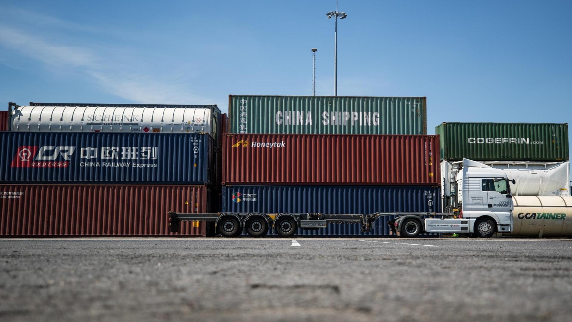 Das Bild zeigt den Containerhafen in Duisburg. Ungefähr 25 Züge pro Woche nutzuen die neue Seidenstraßen-Verbindung zwischen Duisburg und den chinesischen Städten Chongqing und Yiwu. Das Bild zeigt den Containerhafen in Duisburg. Ungefähr 25 Züge pro Woche nutzuen die neue Seidenstraßen-Verbindung zwischen Duisburg und den chinesischen Städten Chongqing und Yiwu.
