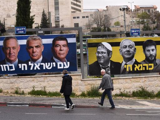 Zwei Wahlplakate der Blau-und-Weiß-Partei auf einer Straße in Jerusalem. Auf dem rechten Plakat ist der israelische Ministerpräsident Netanjahu zusammen mit rechtsgerichteten und ultranationalistischen Politikern zu sehen. Auf dem linken sind die Führer der Blau-und-Weiß-Partei: Mosche Jaalon, Benny Gantz, Yair Lapid, and Gabi Aschkenas.