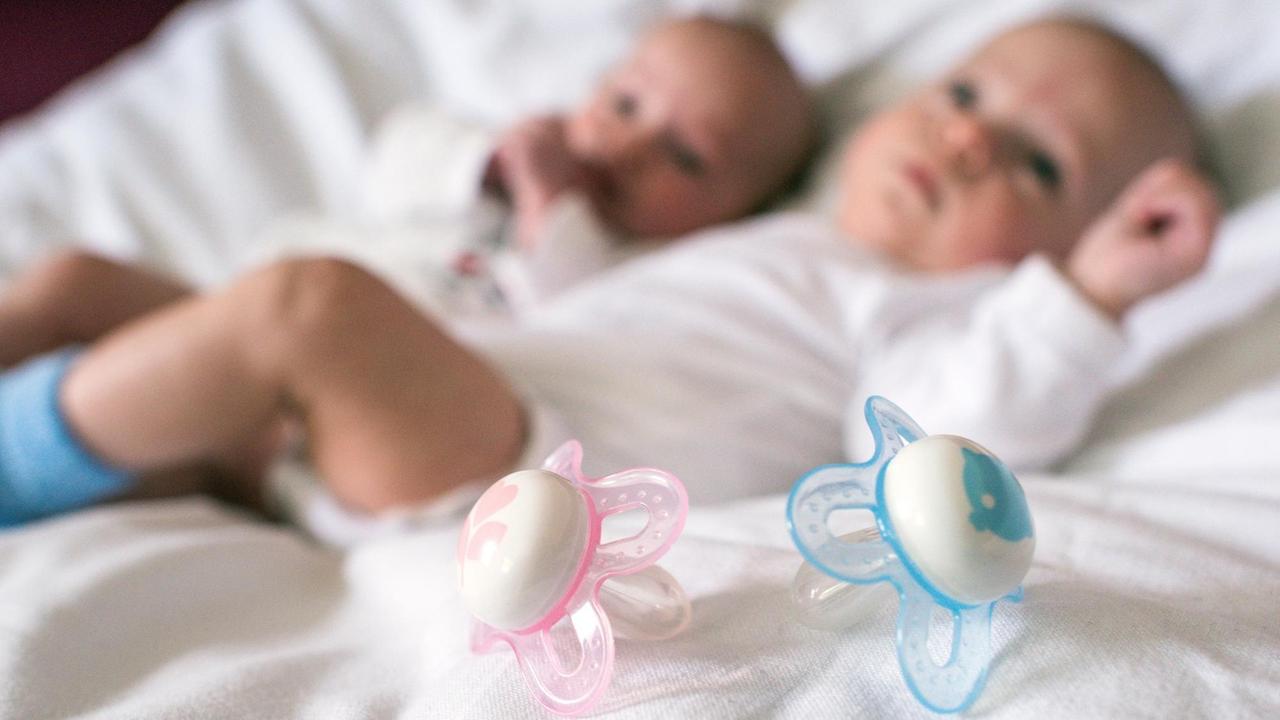 Die Geschlechterstereotype werden schon Babys aufgedrängt: Der rosa Schnuller ist für das Mädchen, der blaue für den Jungen. Die Geschlechterstereotype werden schon Babys aufgedrängt: Der rosa Schnuller ist für das Mädchen, der blaue für den Jungen.