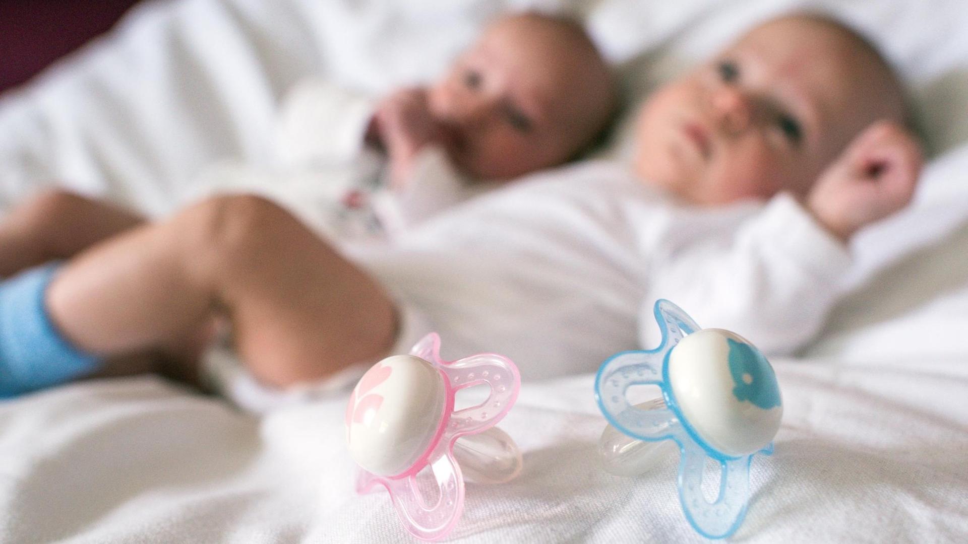 Die Geschlechterstereotype werden schon Babys aufgedrängt: Der rosa Schnuller ist für das Mädchen, der blaue für den Jungen. Doch was ist, wenn sich das Kind nicht mit dem ihm zugewiesenen Geschlecht identifiziert? Die Geschlechterstereotype werden schon Babys aufgedrängt: Der rosa Schnuller ist für das Mädchen, der blaue für den Jungen. Doch was ist, wenn sich das Kind nicht mit dem ihm zugewiesenen Geschlecht identifiziert?