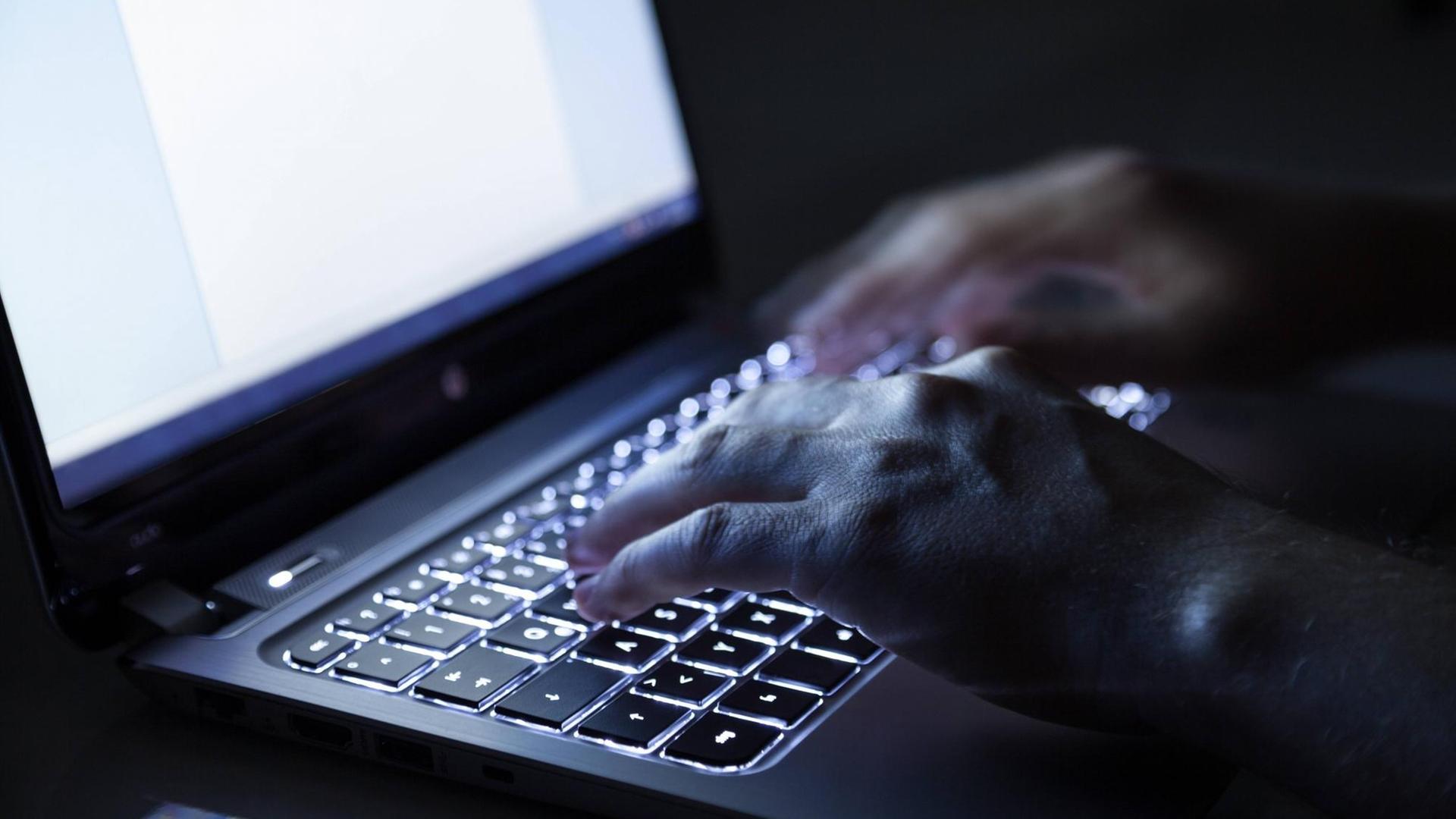 Hände tippen auf einer Computertastatur. Hände tippen auf einer Computertastatur.
