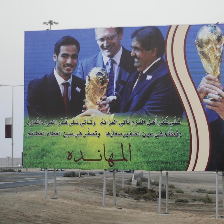 Plakat zeigt Hamad ibn Dschasim ibn Dschabir Al Thani, ehemaliger Premierminister von Katar, der den Fußball-WM-Pokal in Händen hält