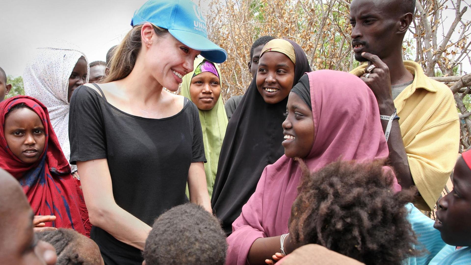 12. September 2019, Die UN-Flüchtlingsbotschafterin Angelina Jolie unterhält sich mit somalischen Kindern in einem Flüchtlingslager. 12. September 2019, Die UN-Flüchtlingsbotschafterin Angelina Jolie unterhält sich mit somalischen Kindern in einem Flüchtlingslager.